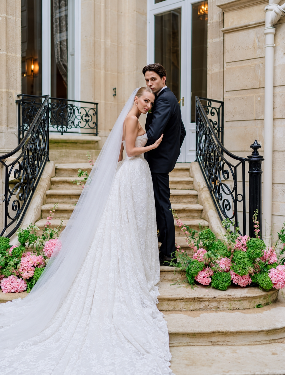 Mariés sur les marches d’un hôtel particulier à Paris